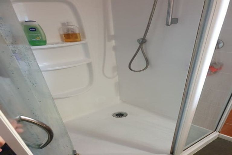 Photo of property in 1 Lowtherhurst Road, Massey, Auckland, 0614