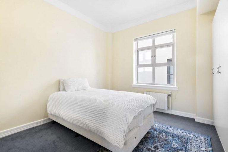 Photo of property in Anscombe Apartments, 212 Oriental Parade, Oriental Bay, Wellington, 6011