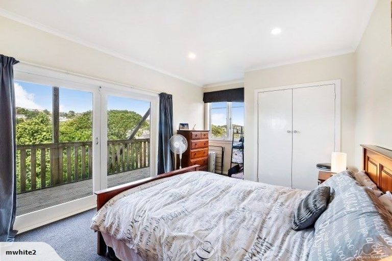 Photo of property in 137 Ruskin Road, Newlands, Wellington, 6037