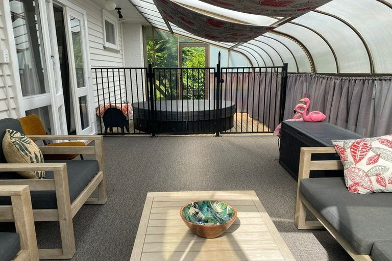 Photo of property in 50 Sylvan Crescent, Te Atatu South, Auckland, 0610