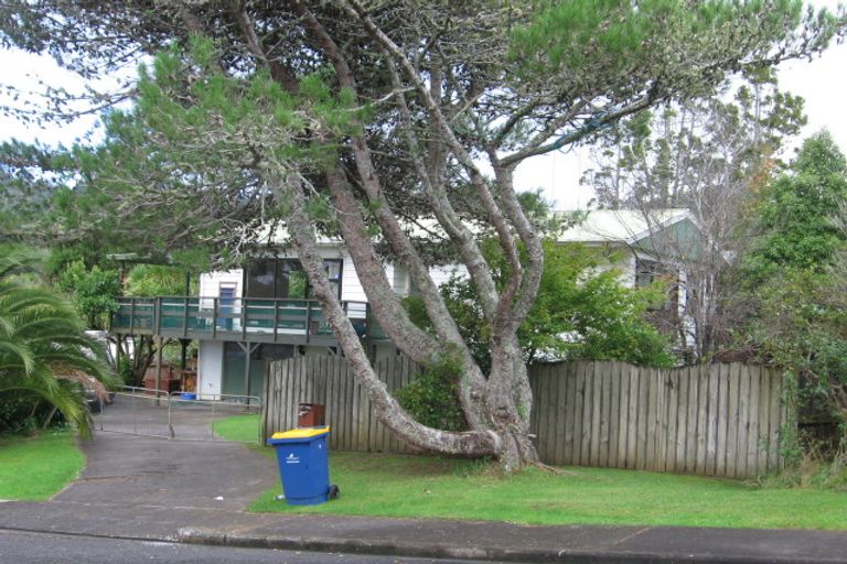 Photo of property in 37 Hollywood Avenue, Titirangi, Auckland, 0604