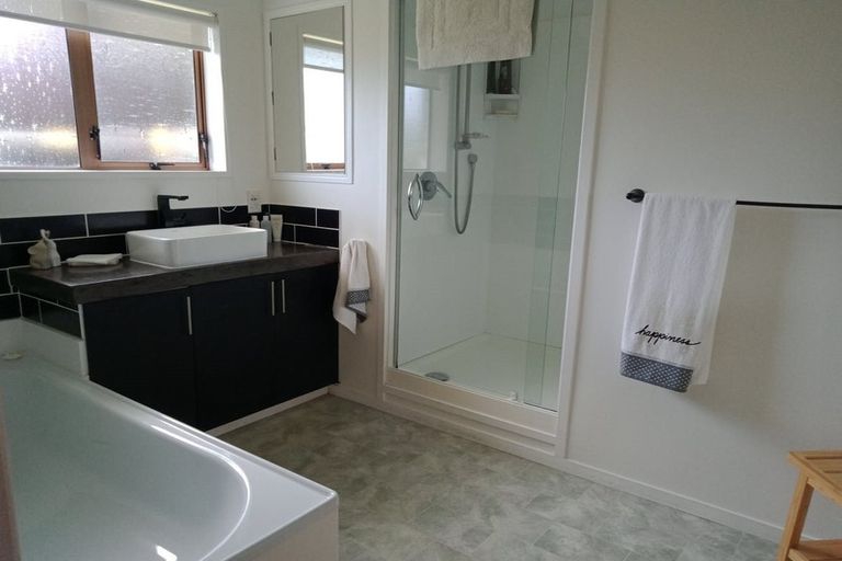 Photo of property in 2/8 Tatua Place, Conifer Grove, Takanini, 2112