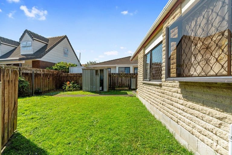 Photo of property in 5 Bosnyak Drive, Te Atatu South, Auckland, 0610