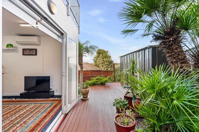 Photo of property in 52 Rising Parade, Fairview Heights, Auckland, 0632
