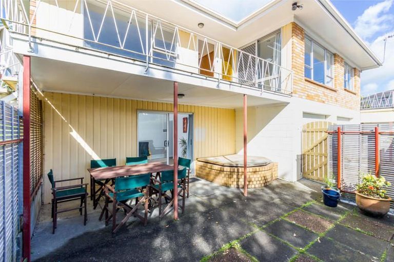 Photo of property in 36 Cron Avenue, Te Atatu South, Auckland, 0610