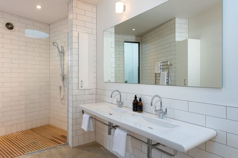 Photo of property in 33a Stanley Point Road, Stanley Point, Auckland, 0624