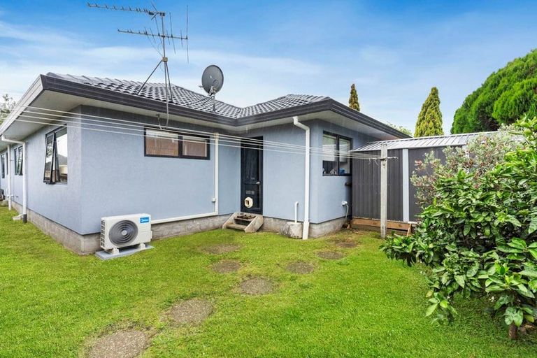 Photo of property in 21 Waterview Road West, Stanley Point, Auckland, 0624