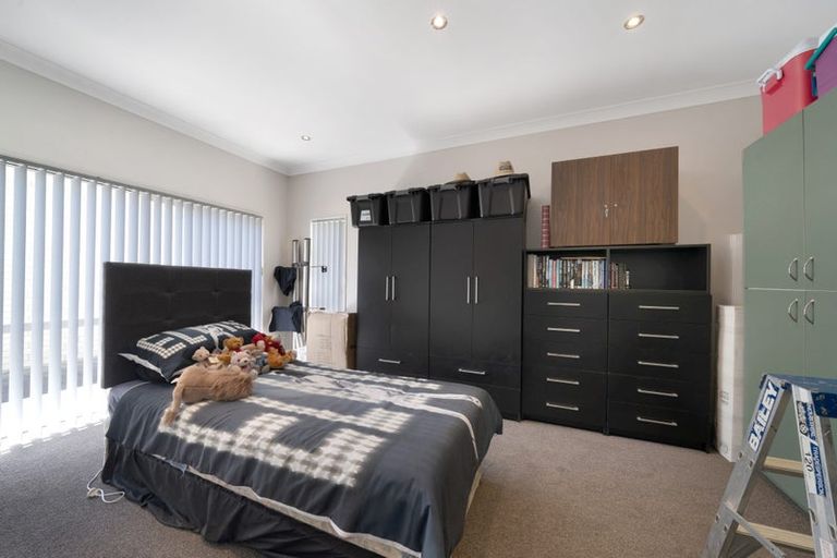 Photo of property in 154 Boord Crescent, Kumeu, 0891