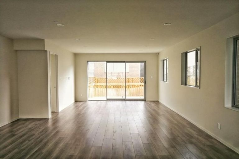 Photo of property in 16 Sunshine Boulevard, Sunnyvale, Auckland, 0612