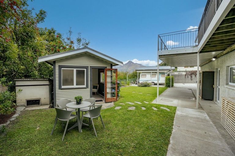 Photo of property in 2 Evergreen Place, Sunshine Bay, Queenstown, 9300