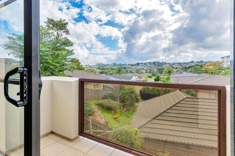 Photo of property in 2/890 East Coast Road, Northcross, Auckland, 0630