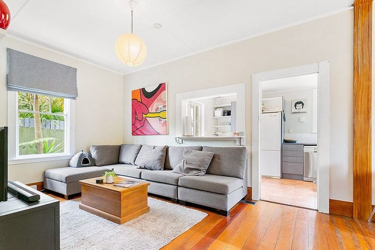 Photo of property in 38 Newington Road, Henderson, Auckland, 0612