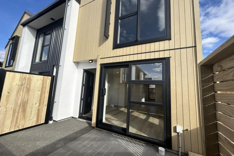 Photo of property in 9/7 Wainuiomata Road, Wainuiomata, Lower Hutt, 5014