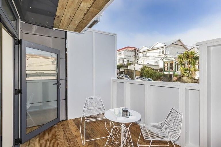 Photo of property in Pirie Street Townhouses, 2/35 Pirie Street, Mount Victoria, Wellington, 6011