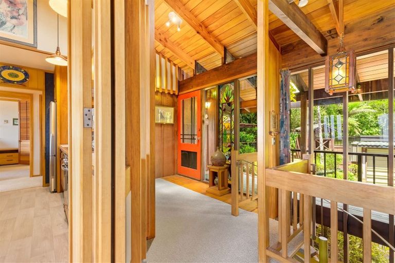 Photo of property in 13 Quinns Road, Waiatarua, Auckland, 0612