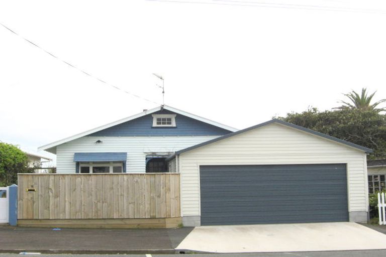Photo of property in 279 Courtenay Street, Strandon, New Plymouth, 4312