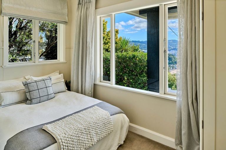 Photo of property in 43 The Crescent, Roseneath, Wellington, 6011