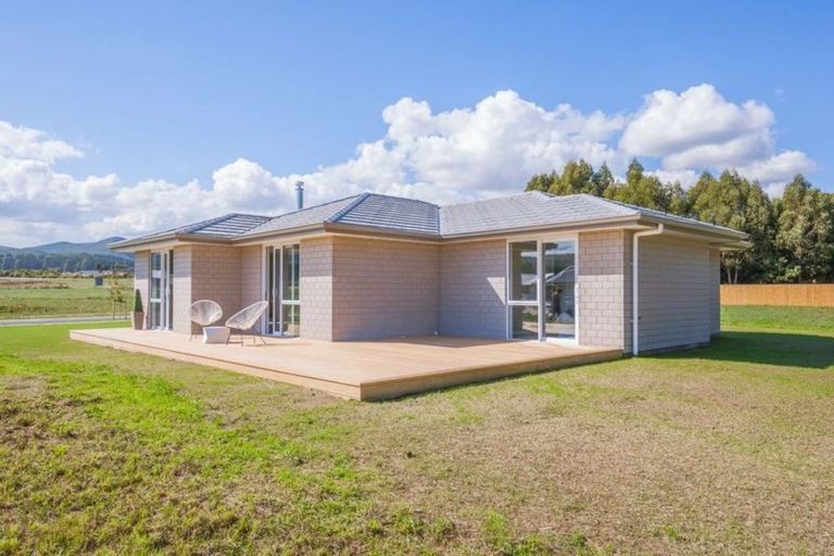 Photo of property in 12 Karaka Place, Kinloch, Taupo, 3377