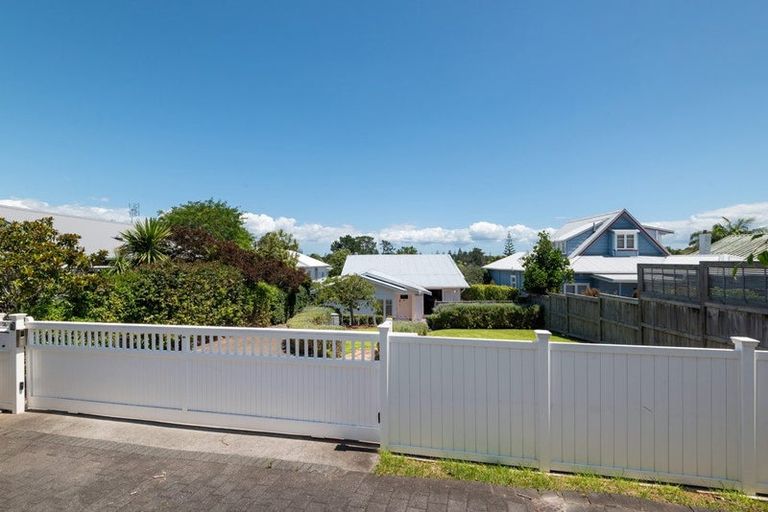 Photo of property in 7a North Avenue, Narrow Neck, Auckland, 0624
