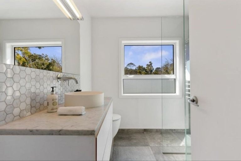 Photo of property in 110 Candia Road, Henderson Valley, Auckland, 0614