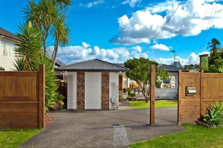 Photo of property in 212 East Coast Road, Forrest Hill, Auckland, 0620