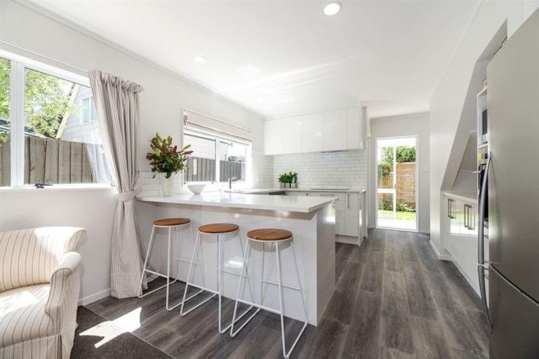 Photo of property in 1/12 Cobblestone Lane, Hillcrest, Auckland, 0627