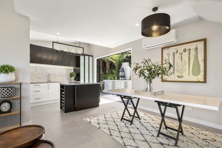 Photo of property in 5b Reynolds Place, Torbay, Auckland, 0630