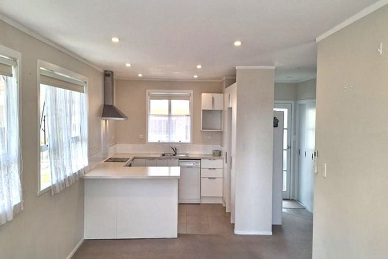 Photo of property in 62 Waimumu Road, Massey, Auckland, 0614