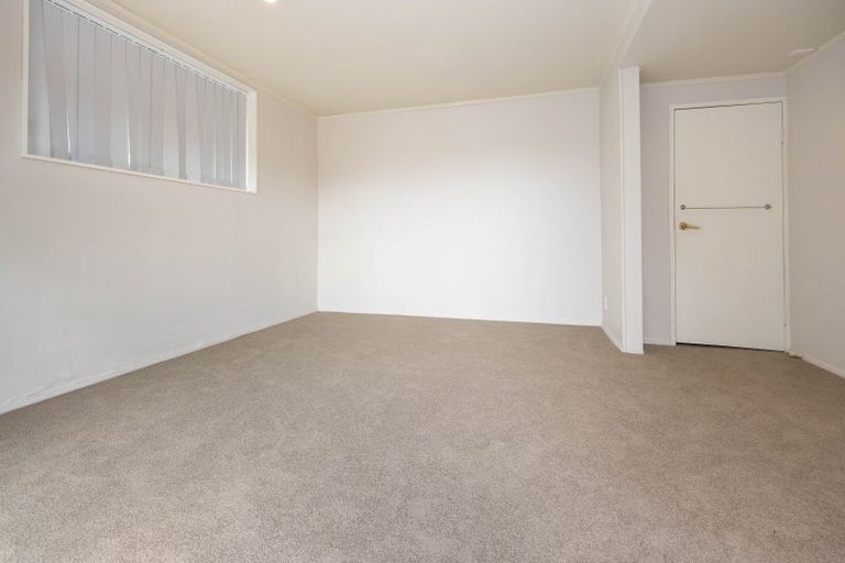 Photo of property in 2 Chelsea View Drive, Chatswood, Auckland, 0626