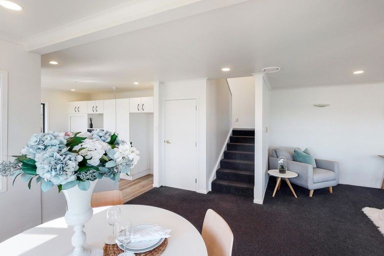 Photo of property in 24 Bennett Grove, Newlands, Wellington, 6037