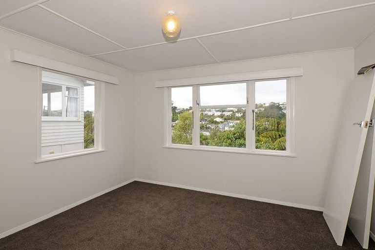 Photo of property in 141 Ruskin Road, Newlands, Wellington, 6037