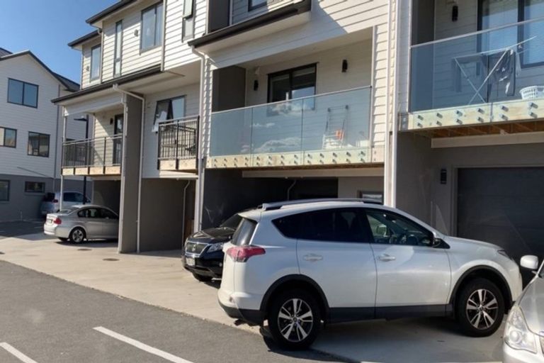 Photo of property in 8 Lilac Lane, Oteha, Auckland, 0632