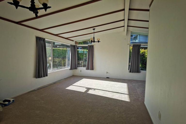 Photo of property in 38 Easton Park Parade, Glenfield, Auckland, 0629