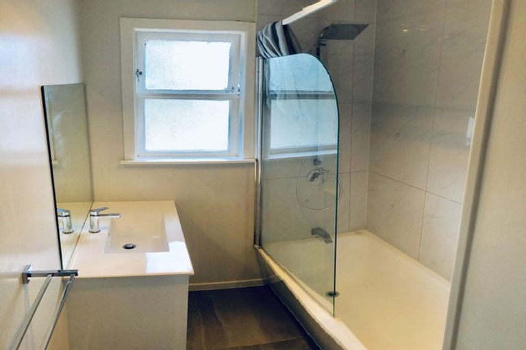 Photo of property in 9 Valdale Road, Henderson, Auckland, 0610