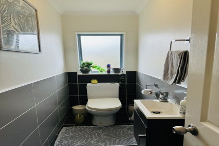 Photo of property in 2/17 Queen Street, Papakura, 2110