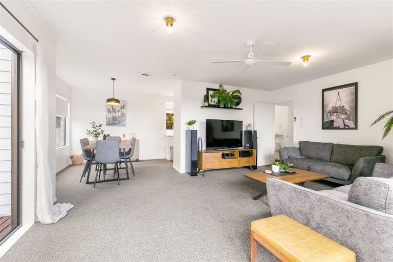 Photo of property in 2/28 Royal Road, Massey, Auckland, 0614