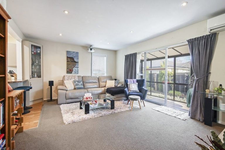 Photo of property in 2/500 Harewood Road, Harewood, Christchurch, 8051