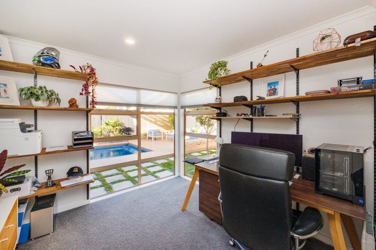 Photo of property in 165 Pacific Drive, Fitzherbert, Palmerston North, 4410