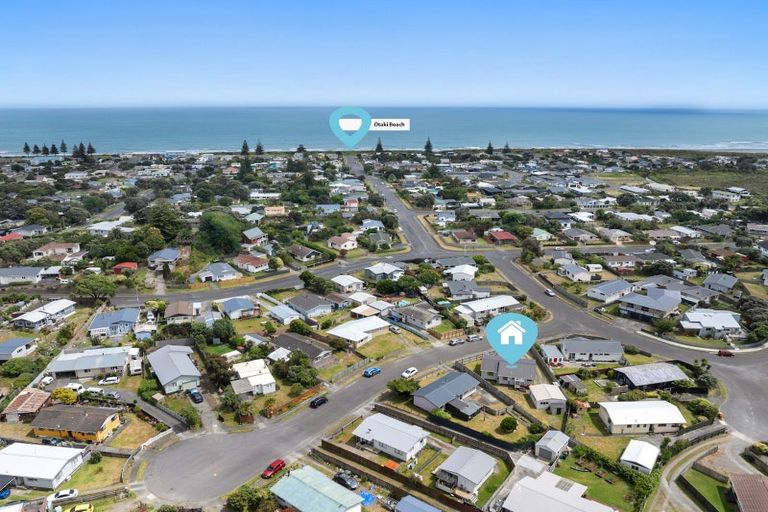 Photo of property in 1 Colenso Place, Otaki Beach, Otaki, 5512