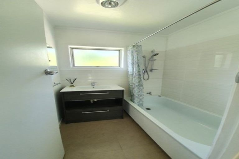 Photo of property in 1/19 Bentley Avenue, Glenfield, Auckland, 0629