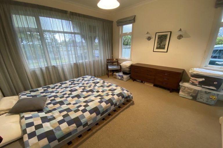 Photo of property in 27 Pahiatua Street, Hokowhitu, Palmerston North, 4410