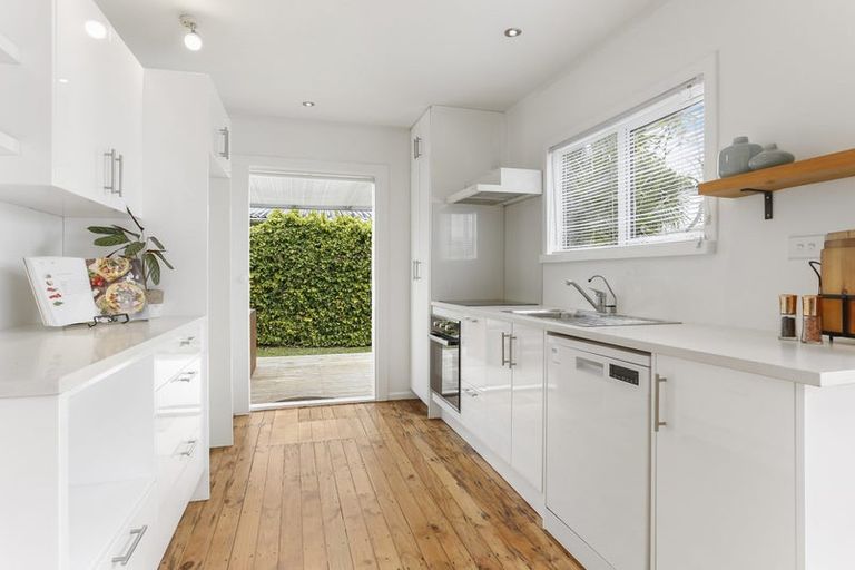 Photo of property in 1/39 Stottholm Road, Titirangi, Auckland, 0604