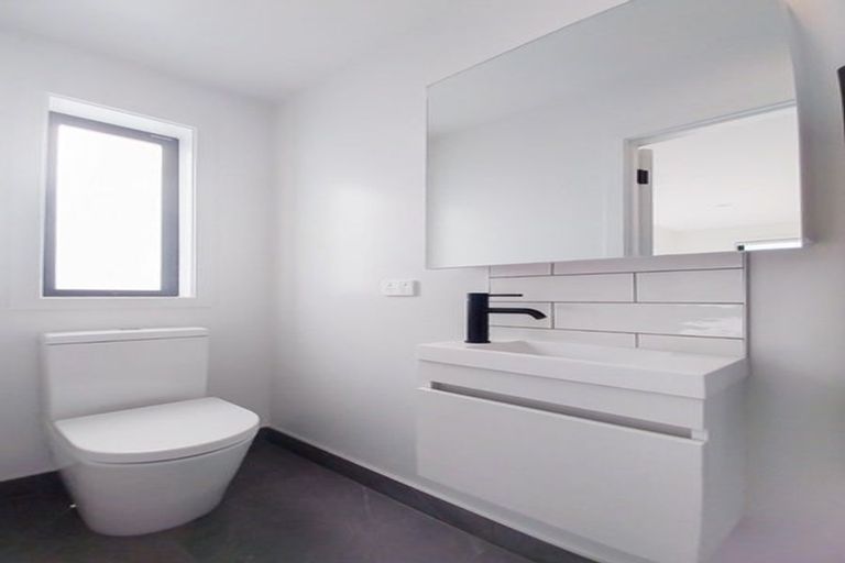 Photo of property in 1/63 Hillcrest Avenue, Hillcrest, Auckland, 0627