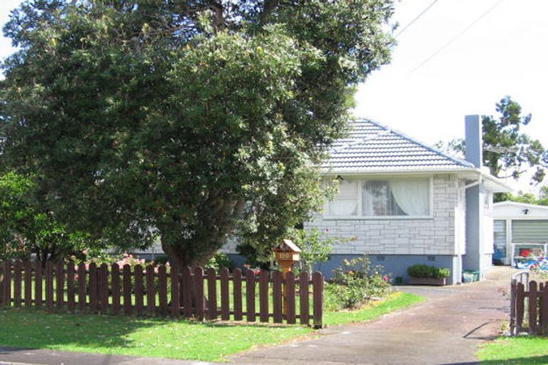 Photo of property in 100 Tirimoana Road, Te Atatu South, Auckland, 0602