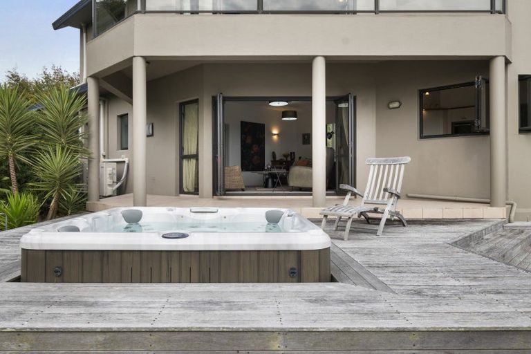 Photo of property in 70 Waicola Drive, Fitzherbert, Palmerston North, 4471