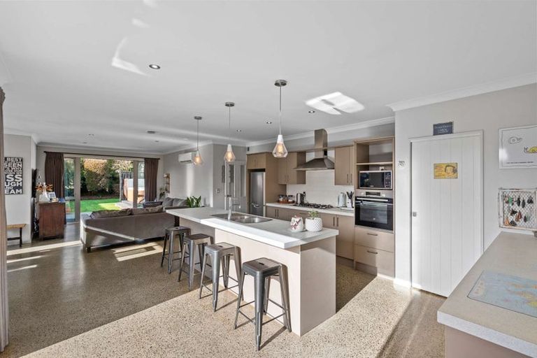 Photo of property in 28 Linkwater Way, Parklands, Christchurch, 8083