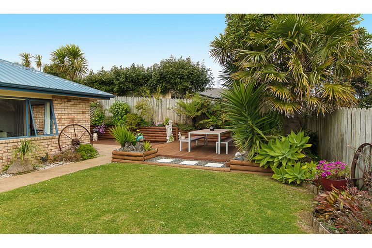 Photo of property in 12 Ernest Shackleton Place, Waiuku, 2123
