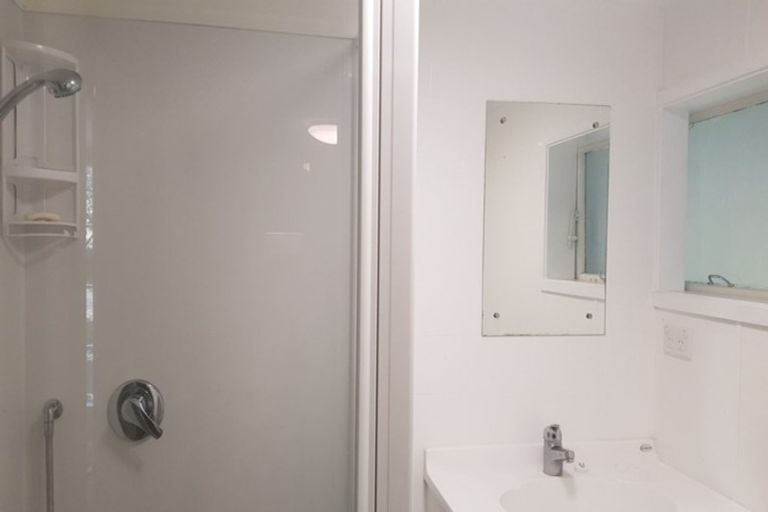 Photo of property in 1/546 Glenfield Road, Glenfield, Auckland, 0629