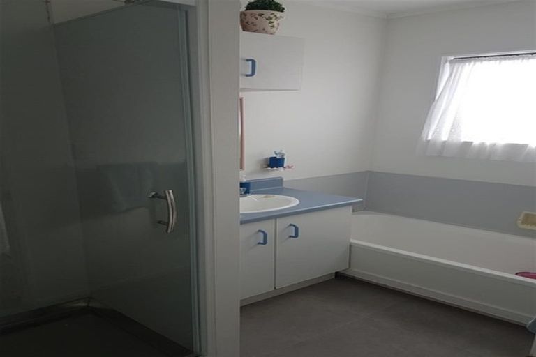 Photo of property in 1a Christina Avenue, Te Atatu South, Auckland, 0602