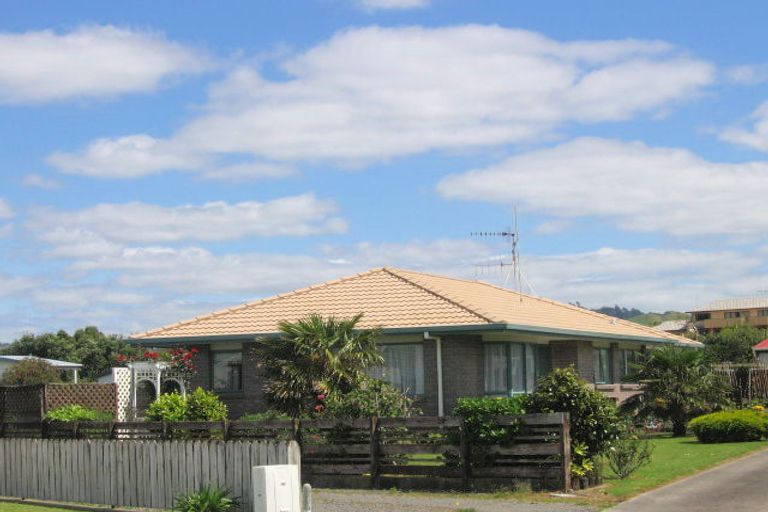 Photo of property in 13 Hereford Place, Waihi Beach, 3611